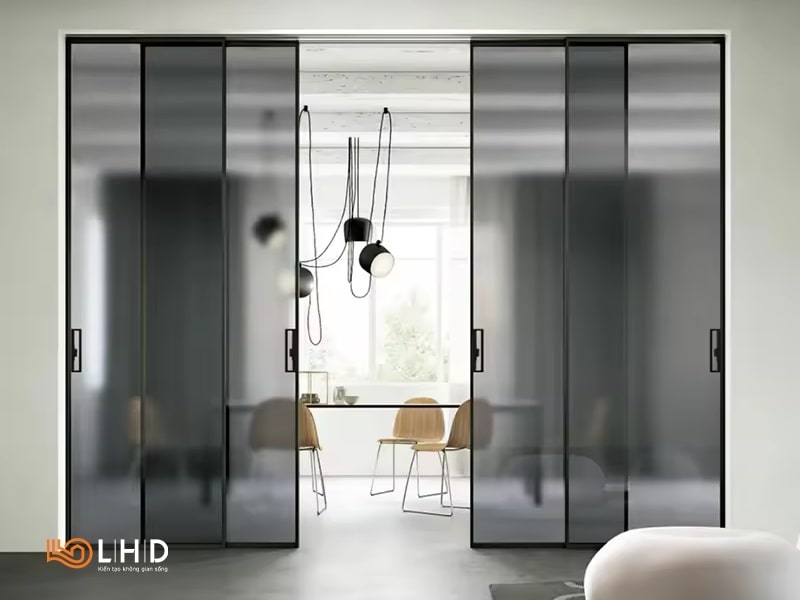 Giải pháp cửa lùa slim nội thất kết hợp với kính đen mờ cho không gian hiện đại