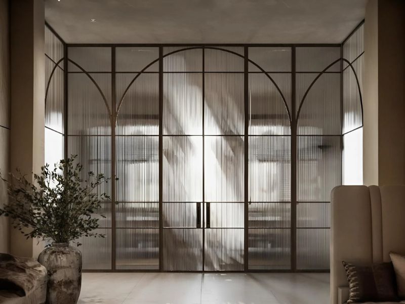 Phòng khách sang trọng với cửa trượt slim nội thất có nan trang trí